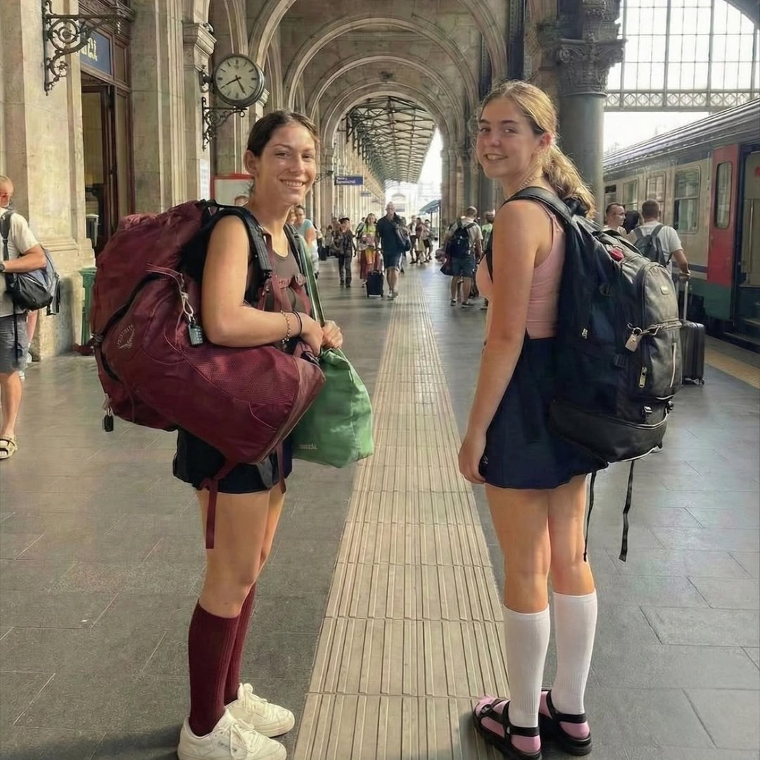 Due ragazze in stazione con calze a compressione Vitalis bordeaux e bianche